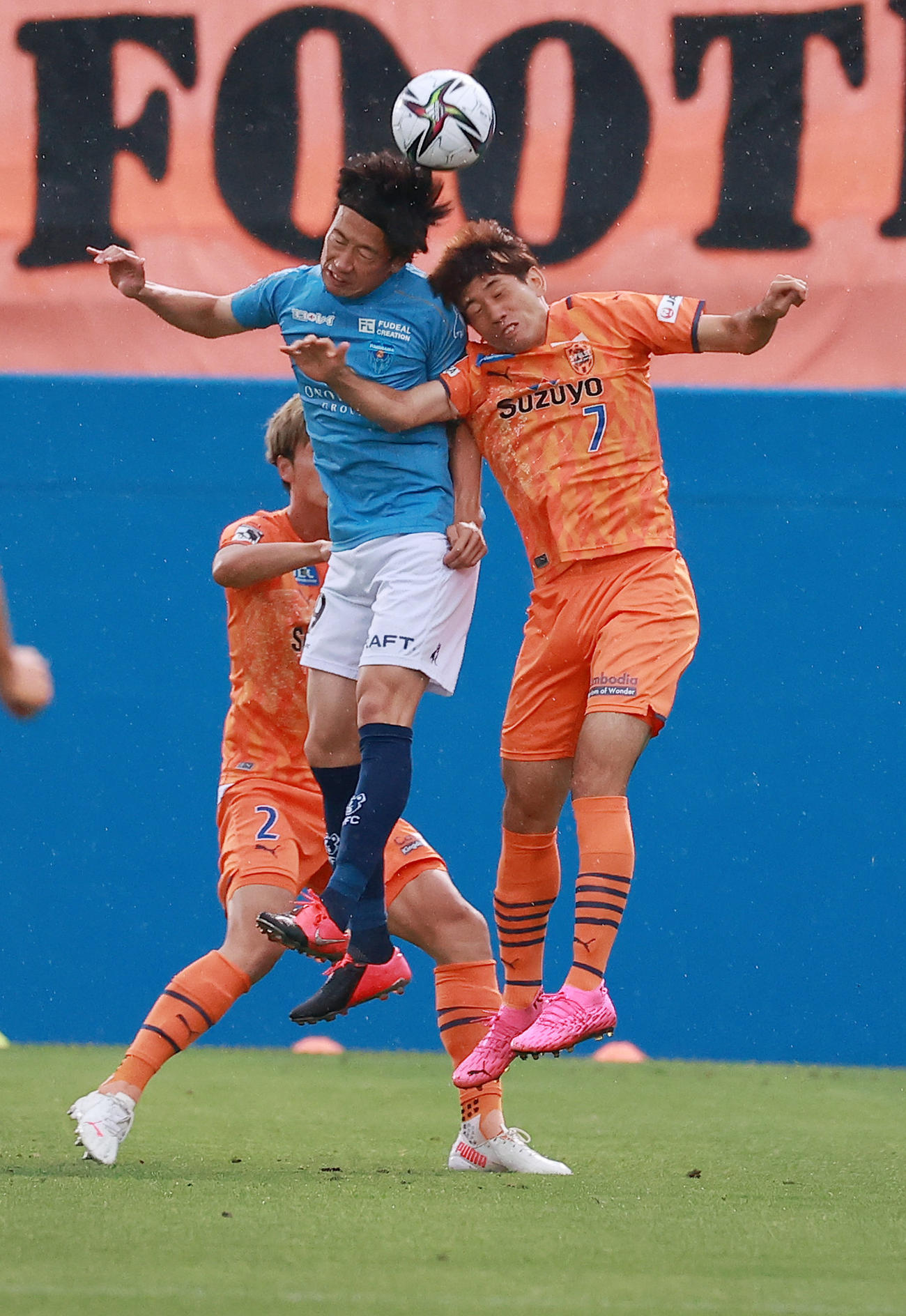 横浜FC対清水　前半、競り合う横浜FC・FW渡辺（左）と清水DF片山（撮影・野上伸悟）