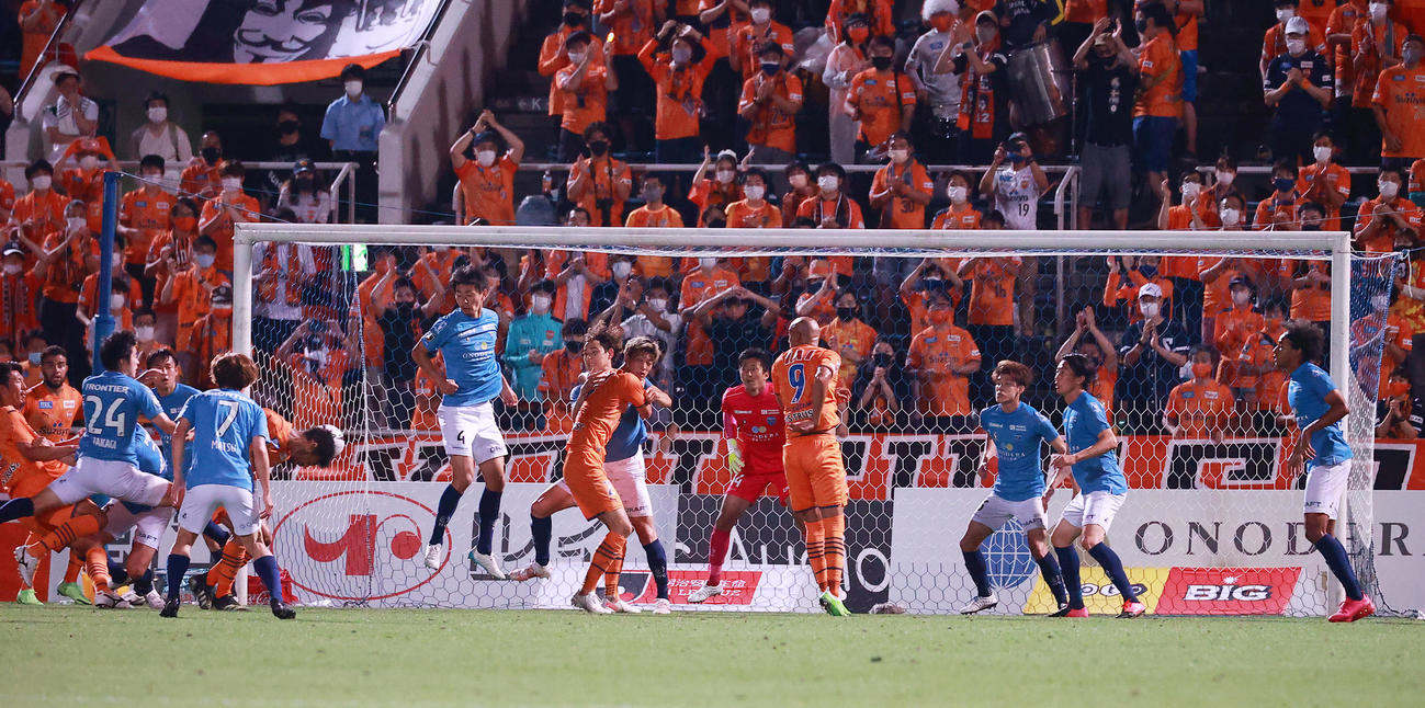 横浜FC対清水　後半、ヘディングでゴールを決める清水DFヴァウド（左）（撮影・野上伸悟）