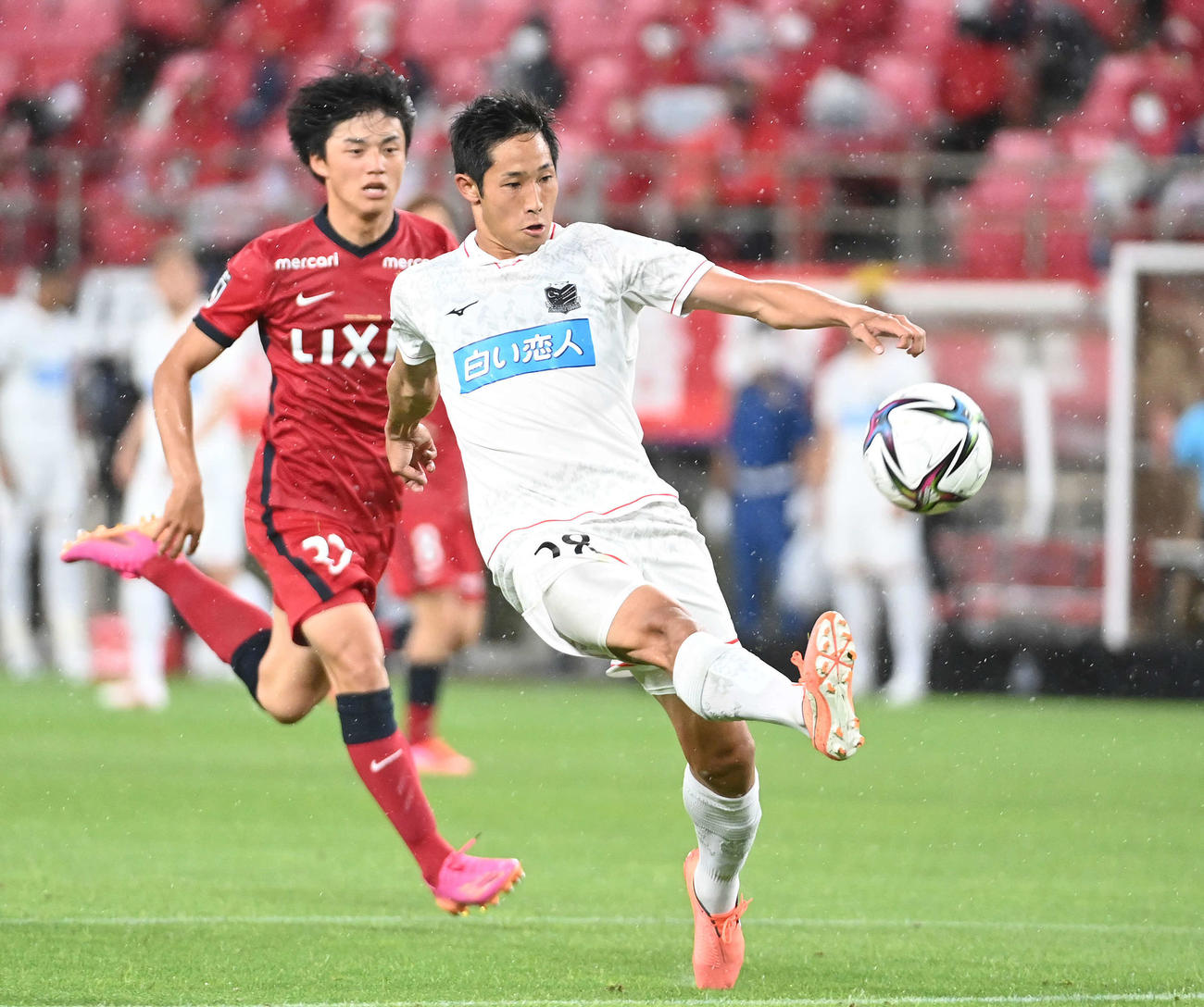 鹿島対札幌　後半、シュートを放つもオフサイドでノーゴールとなる札幌・青木（右）（撮影・鈴木みどり）