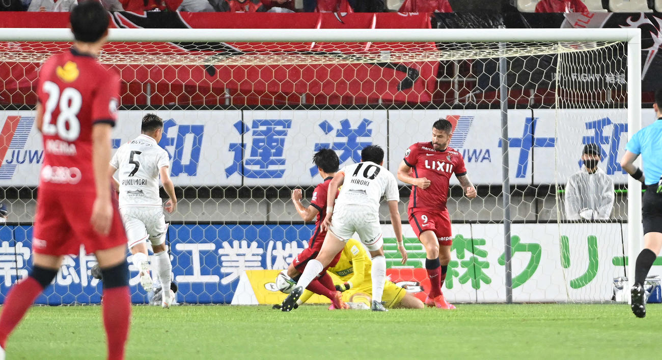 鹿島対札幌　後半、ゴールを決める鹿島・常本（中央左）（撮影・鈴木みどり）
