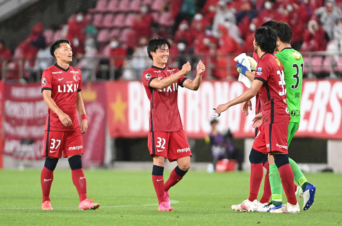 鹿島対札幌　札幌に快勝し、タッチを交わす常本（中央）ら鹿島イレブン（撮影・鈴木みどり）