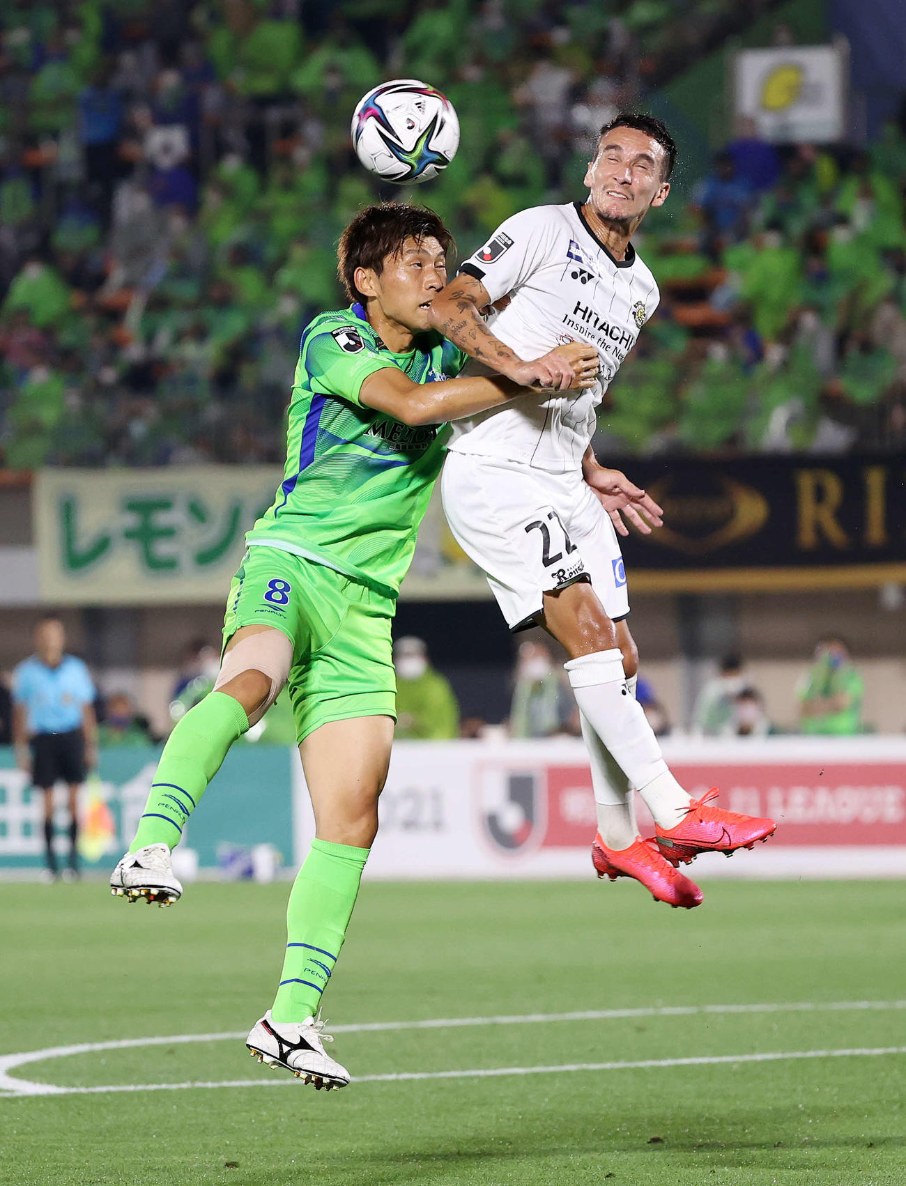 湘南対柏　前半、競り合う湘南大野（左）と柏ドッジ（撮影・鈴木正人）