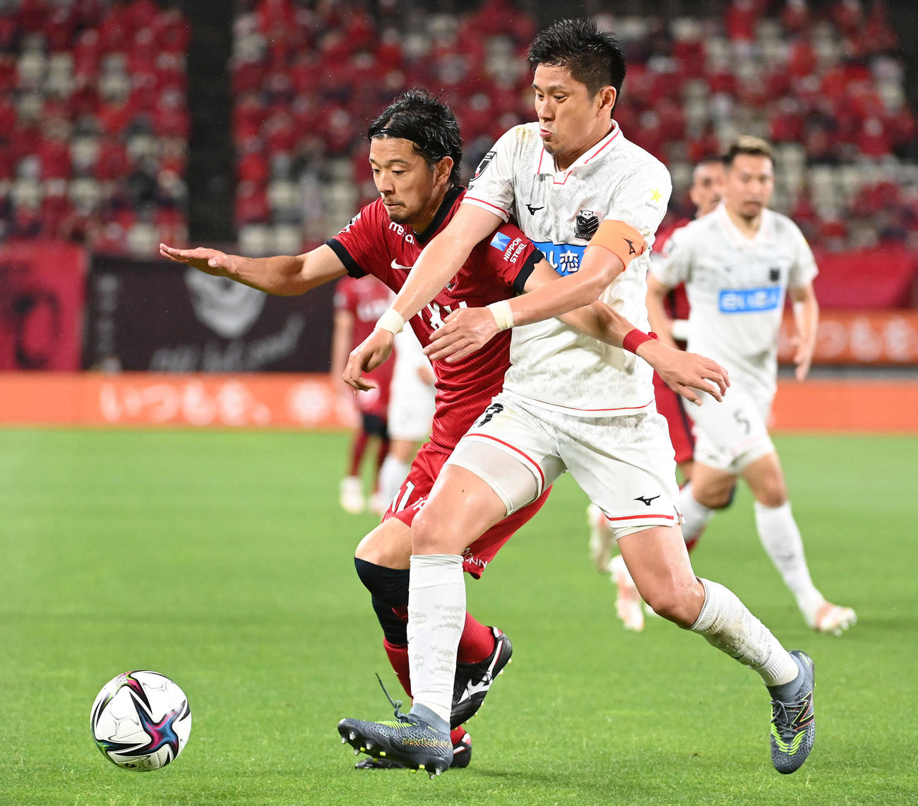 鹿島対札幌　前半、競り合う鹿島・白崎（左）と札幌・宮沢（撮影・鈴木みどり）