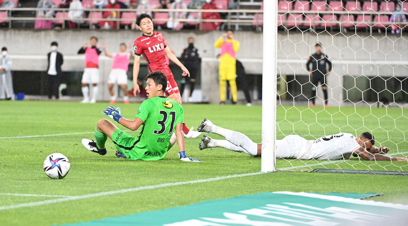 鹿島対札幌　後半、シュートを放つも外す札幌ドウグラス・オリベイラ（右）（撮影・鈴木みどり）