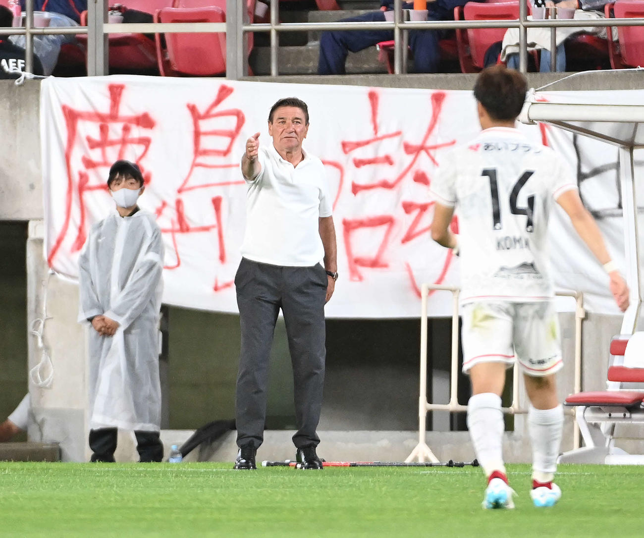 鹿島対札幌　前半、選手に指示を出す札幌・ペトロビッチ監督（撮影・鈴木みどり）