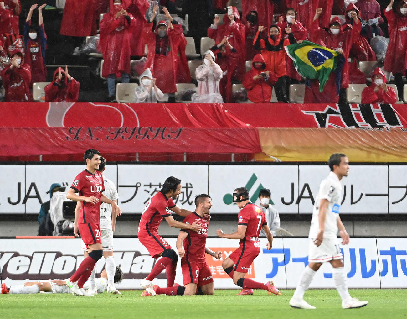 鹿島対札幌　後半、ゴールを決め喜ぶ鹿島・エベラウド（中央）（撮影・鈴木みどり）