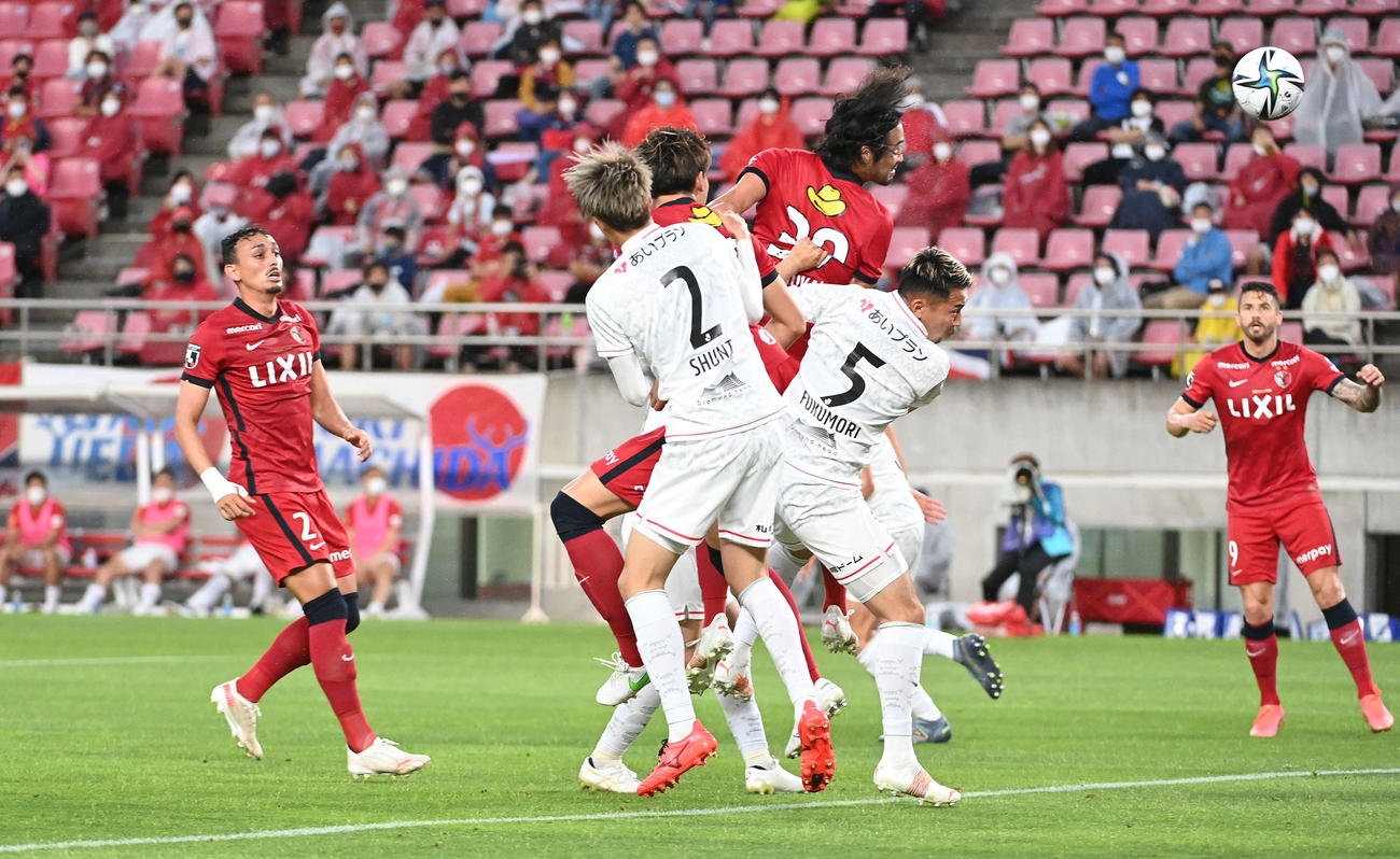 鹿島対札幌　前半、ヘディングでゴールを決める鹿島犬飼（上）（撮影・鈴木みどり）