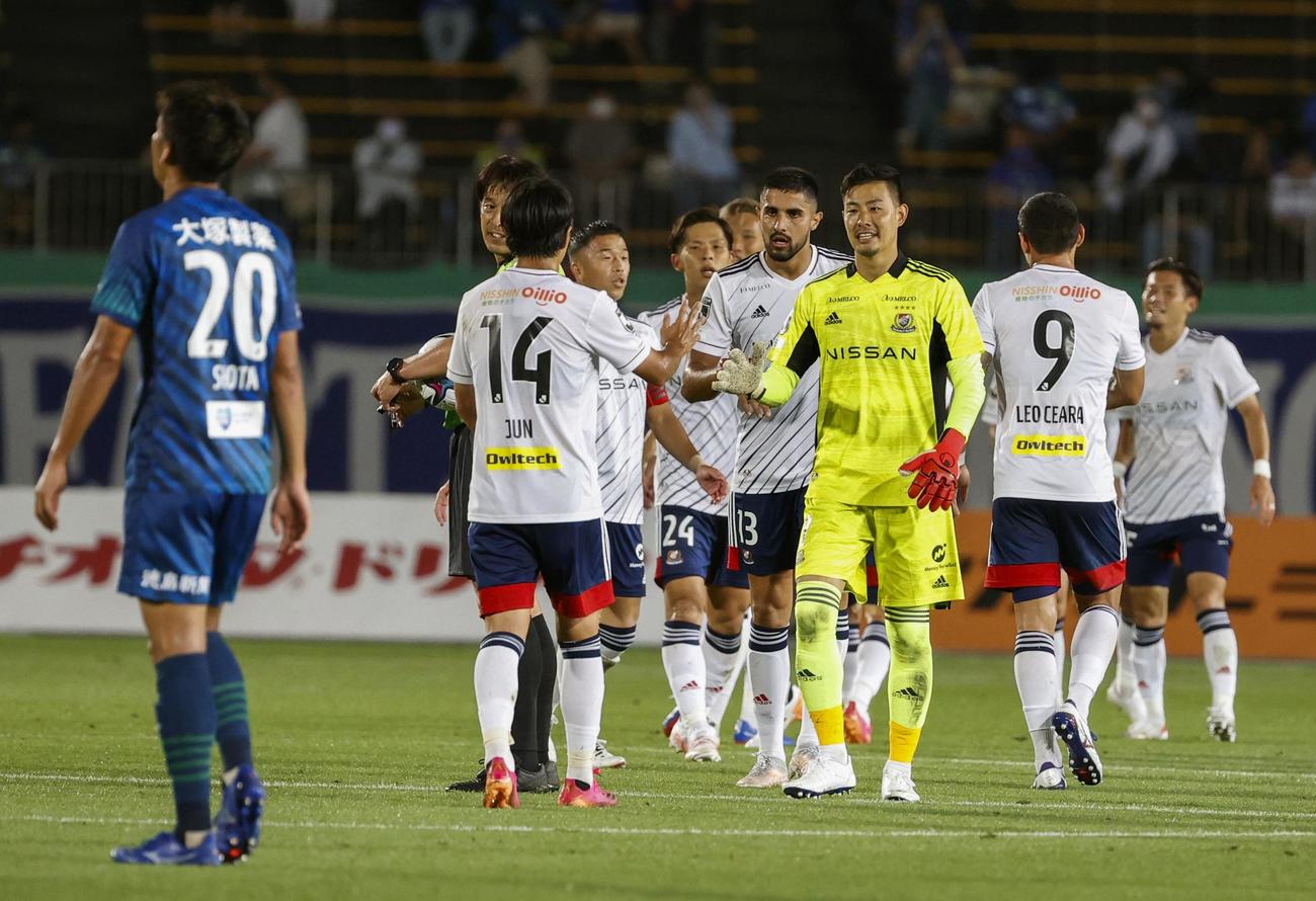 徳島に勝利し喜ぶ横浜イレブン