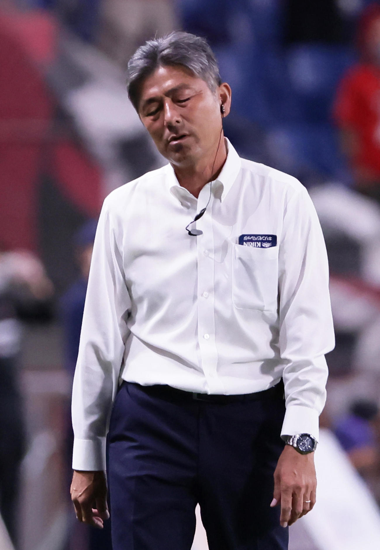浦和対福岡　ベンチ前で肩を落とす福岡長谷部監督（撮影・足立雅史）