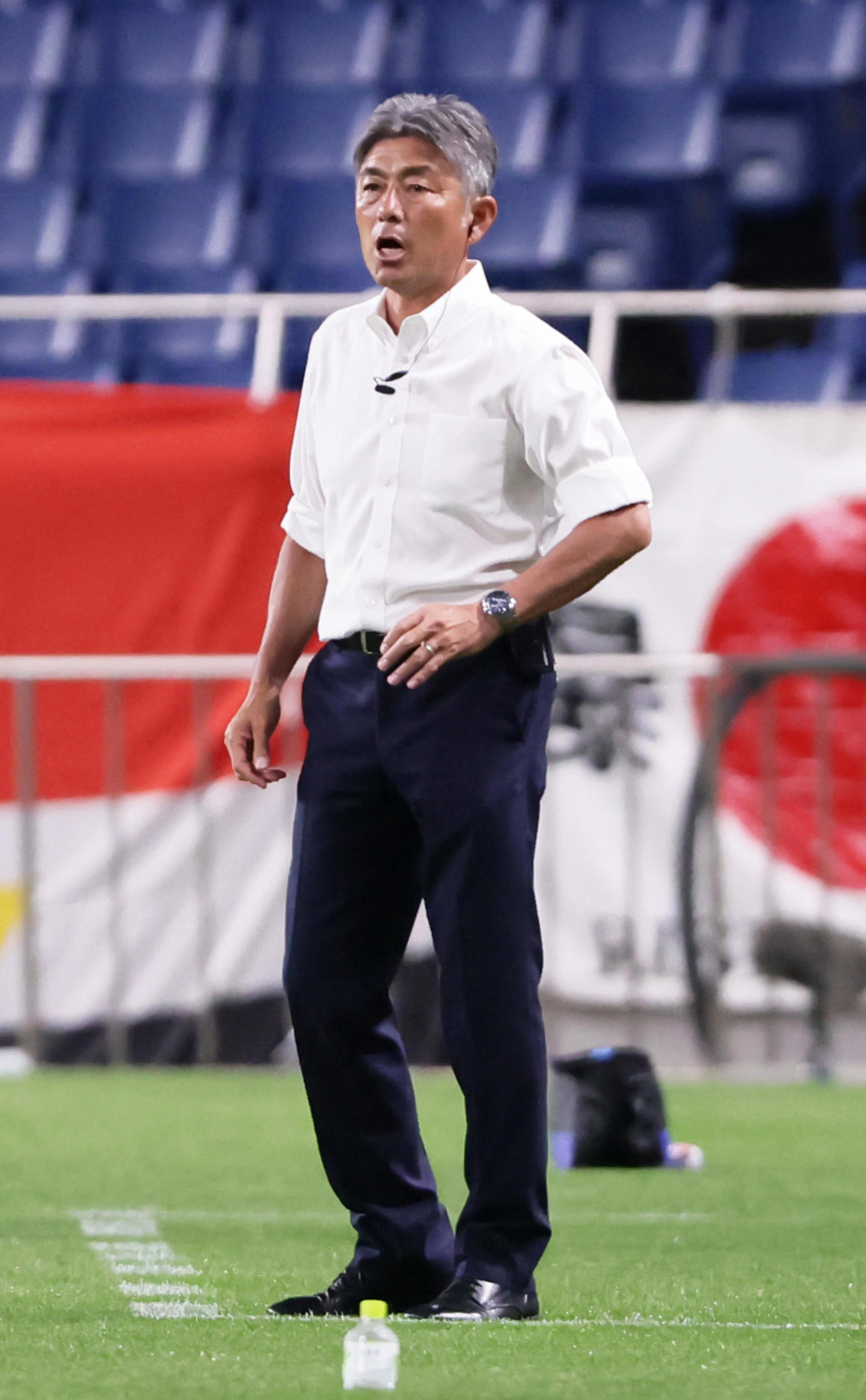 浦和対福岡　戦況を見つめる福岡長谷部監督（撮影・足立雅史）