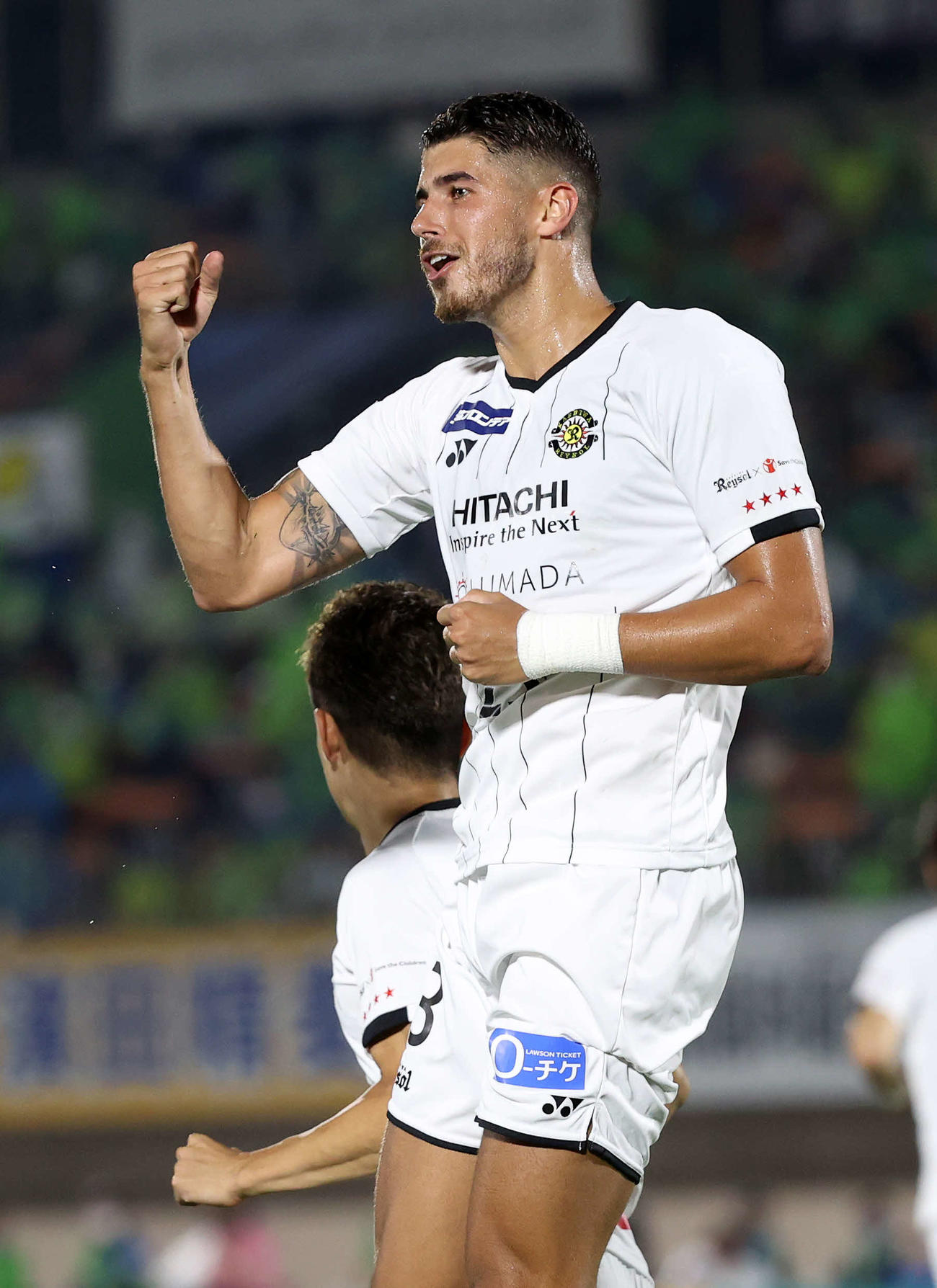 湘南対柏　後半、PKを決めガッツポーズする柏ペドロ・ハウル（撮影・鈴木正人）