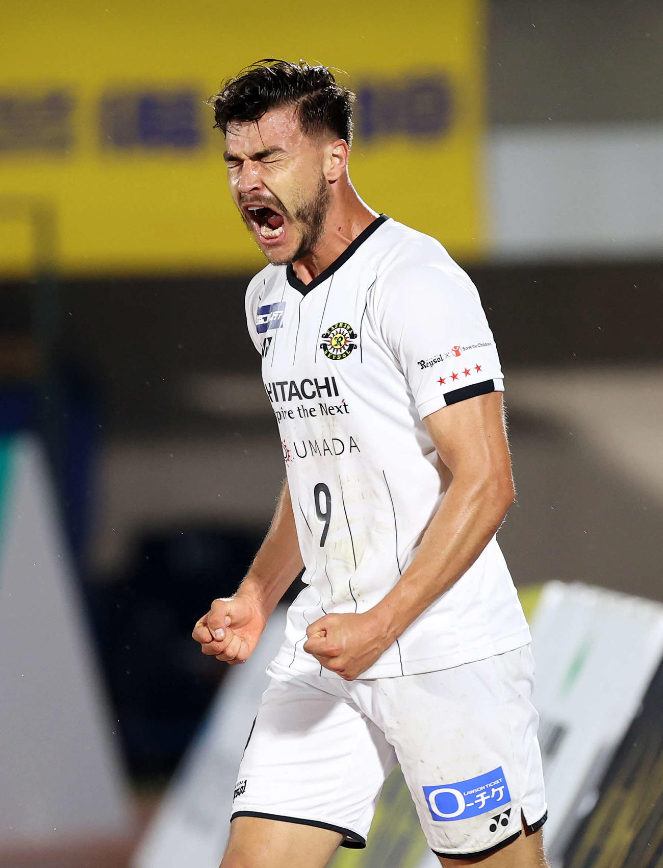 湘南対柏　後半、ゴールを決め雄たけびを上げる柏クリスティアーノ（撮影・鈴木正人）