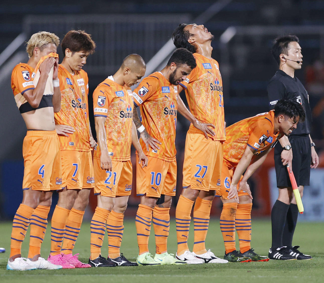試合後の清水イレブンは、厳しい表情で整列