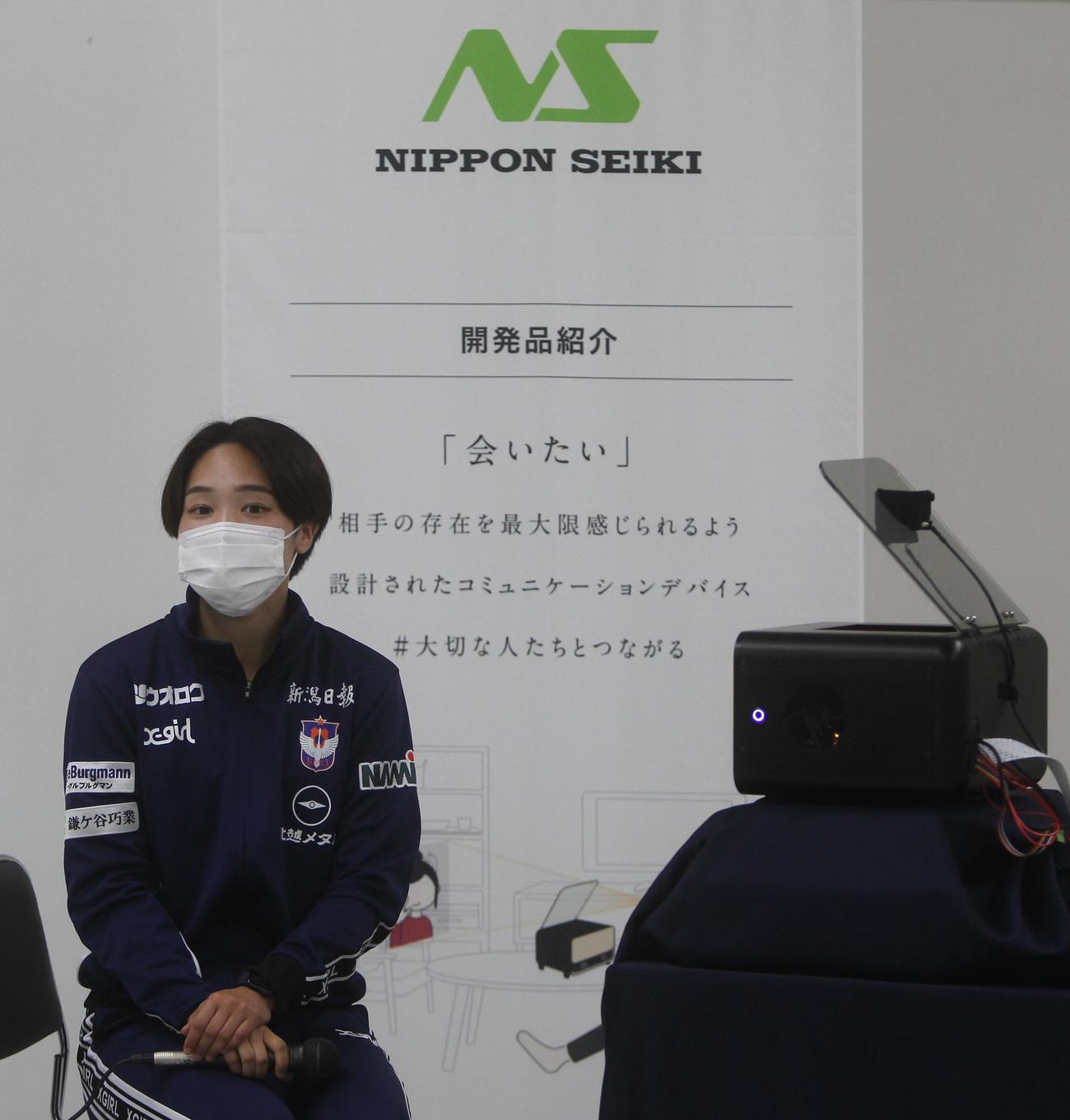 Telepre／テレプレを体験し感想を伝える新潟L・三浦（撮影　飯嶋聡美）