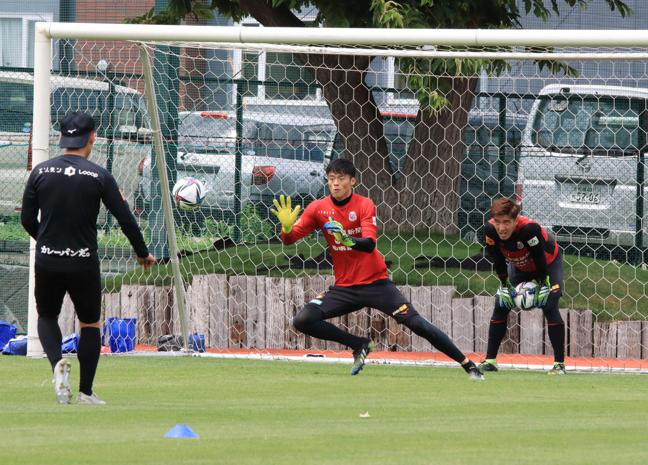 キーパー練習に参加する札幌GK中野（中央）（撮影・保坂果那）