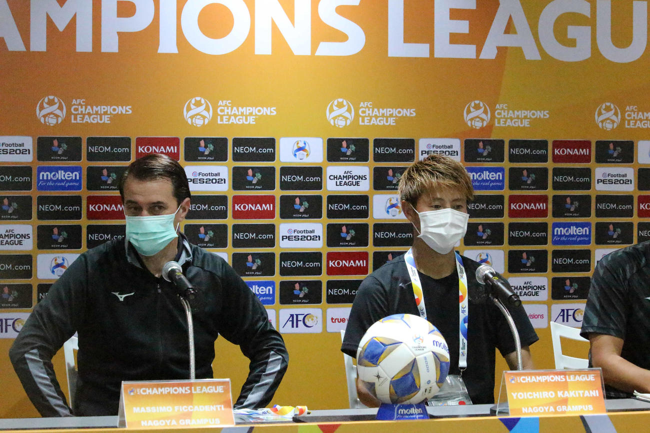 試合後の会見に臨む名古屋フィッカデンティ監督（左）とFW柿谷（C）N.G.E.