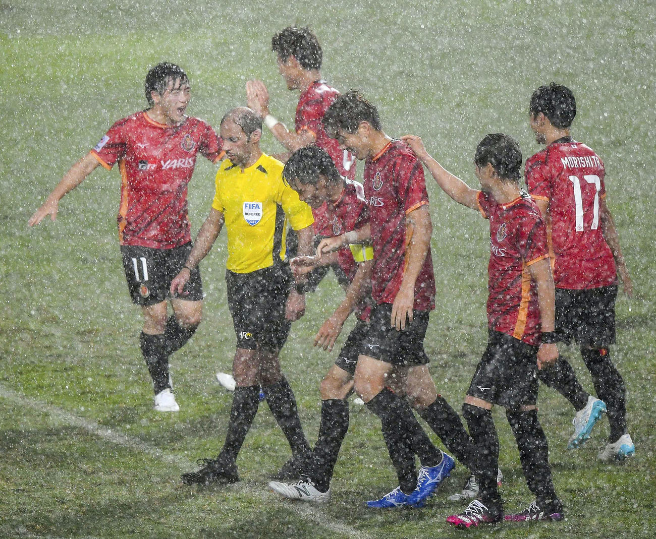 後半、山崎（右から3人目）がチーム3点目のゴールを決め、喜ぶ相馬（左端）ら名古屋イレブン（共同）