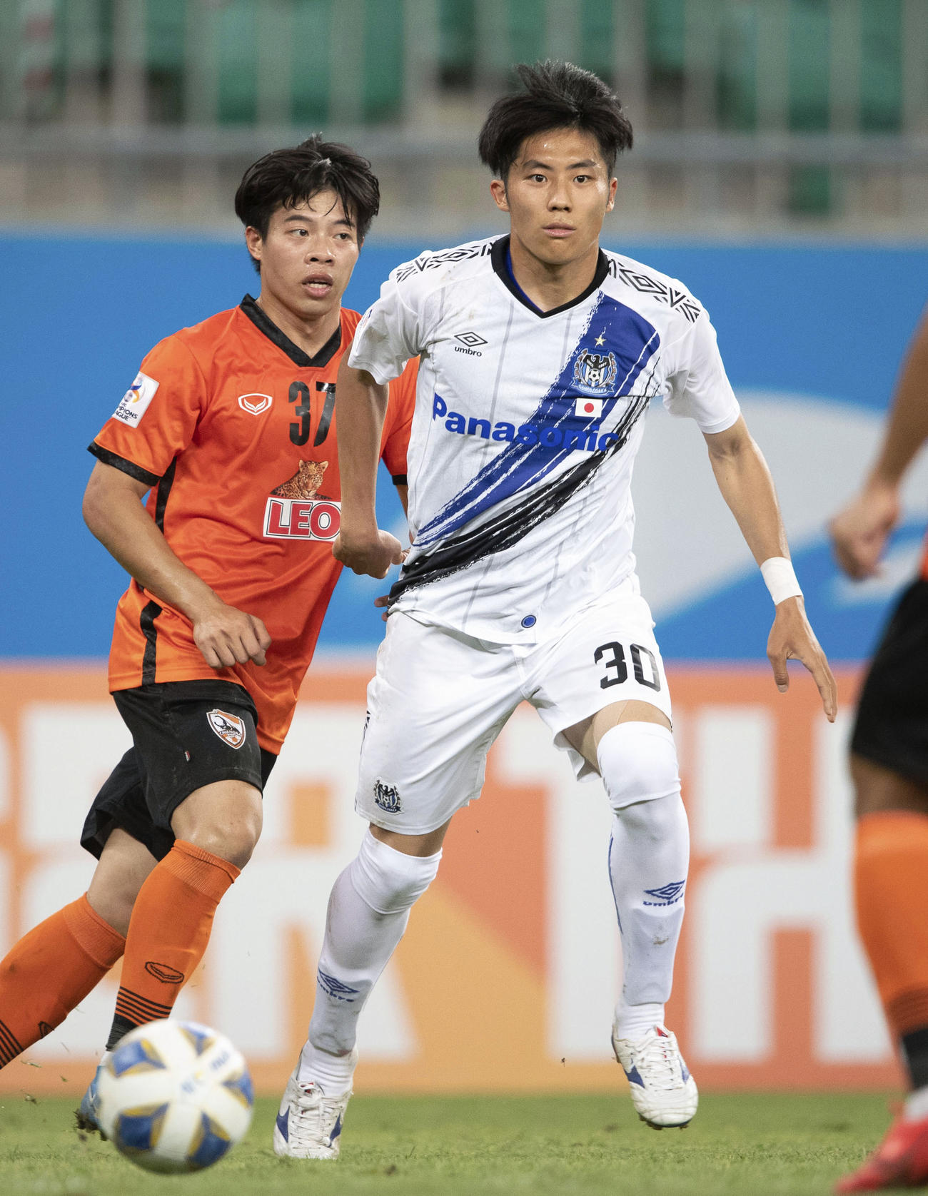 前半、競り合うG大阪塚元（右）（共同）