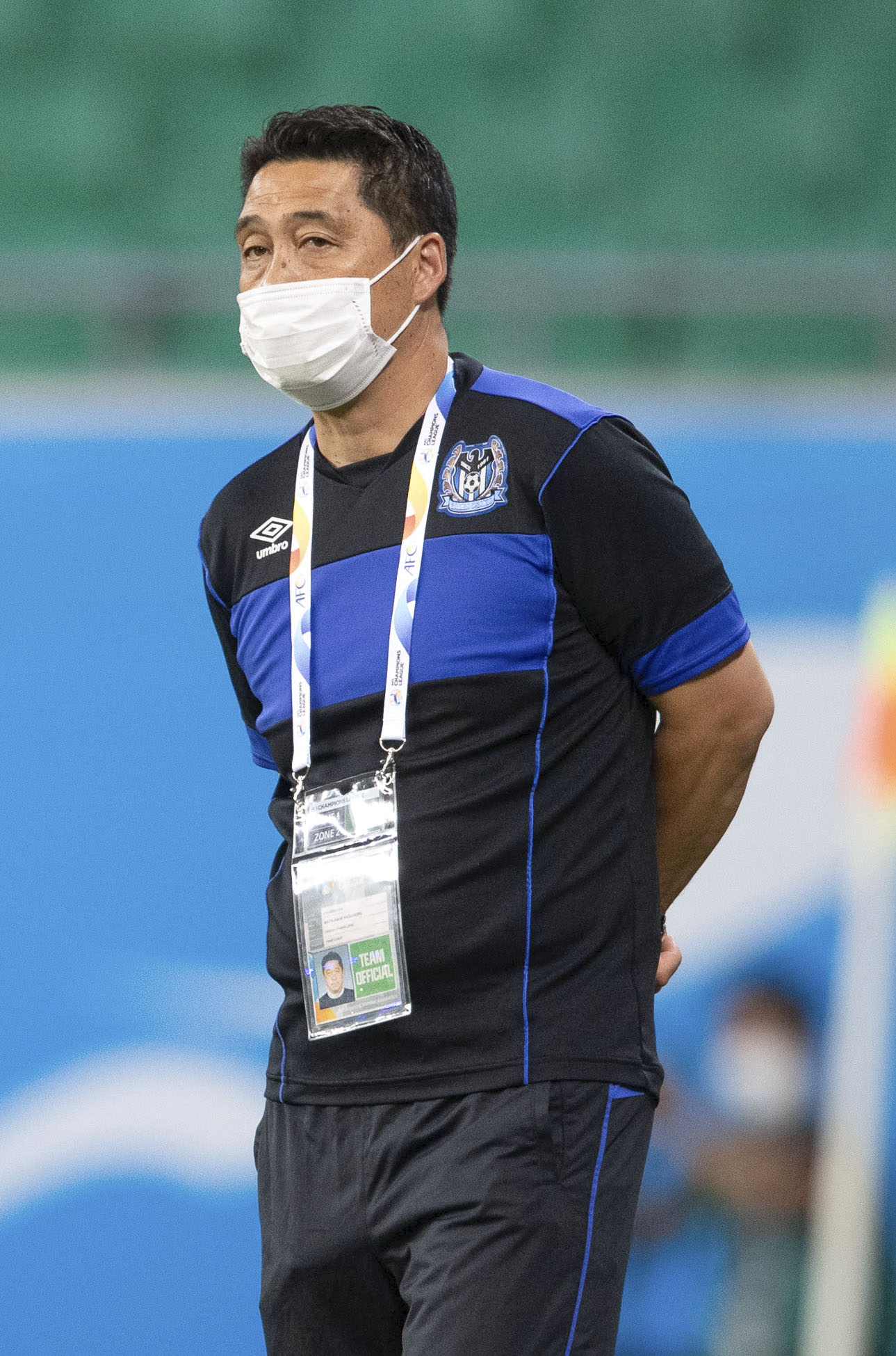 前半、試合を見守るG大阪松波監督（共同）