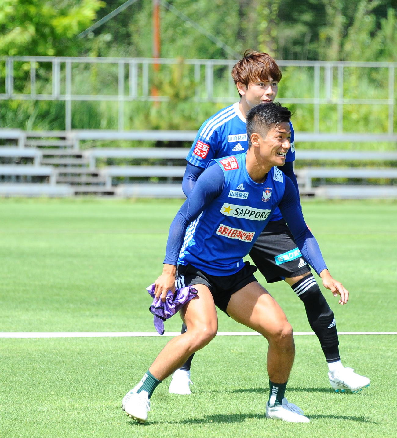 笑顔を見せる福田（手前）