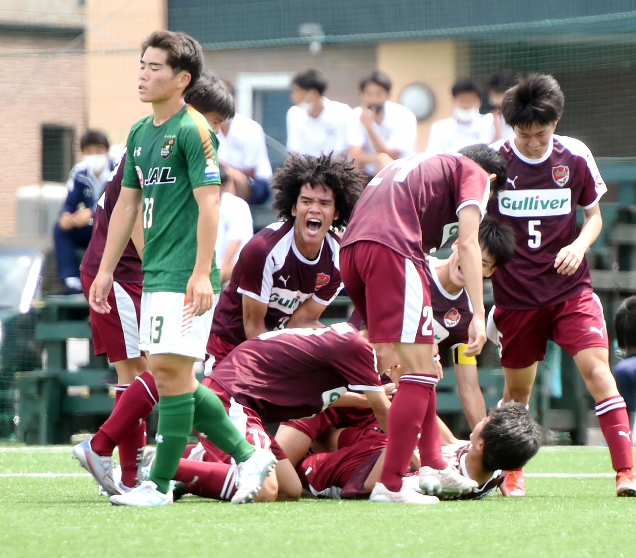 6月26日の青森山田セカンド戦、味方がゴールを決め雄たけびを上げるアンリ（中央）