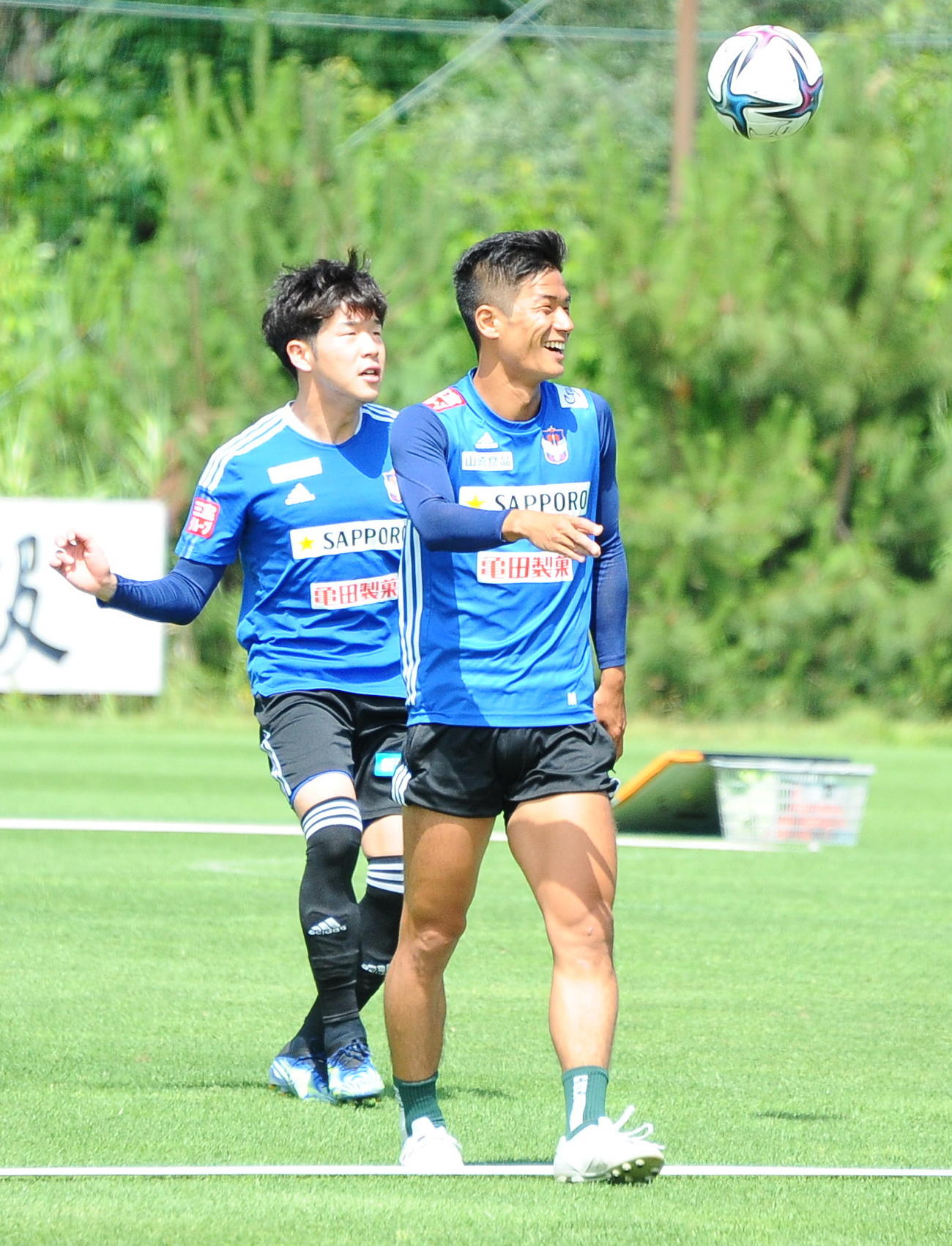 前日練習で笑顔を見せる磐田MF福田（右）