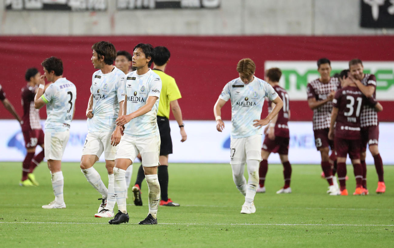神戸対湘南　神戸に敗れて肩を落とす湘南イレブン（撮影・白石智彦）