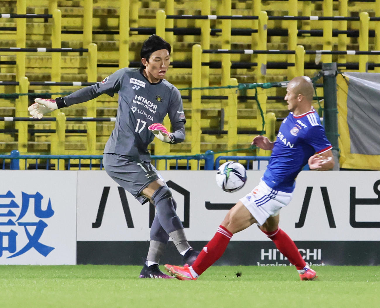 柏対横浜　後半、柏GKキム・スンギュ（左）のボールを奪いゴールを決める横浜前田（撮影・足立雅史）