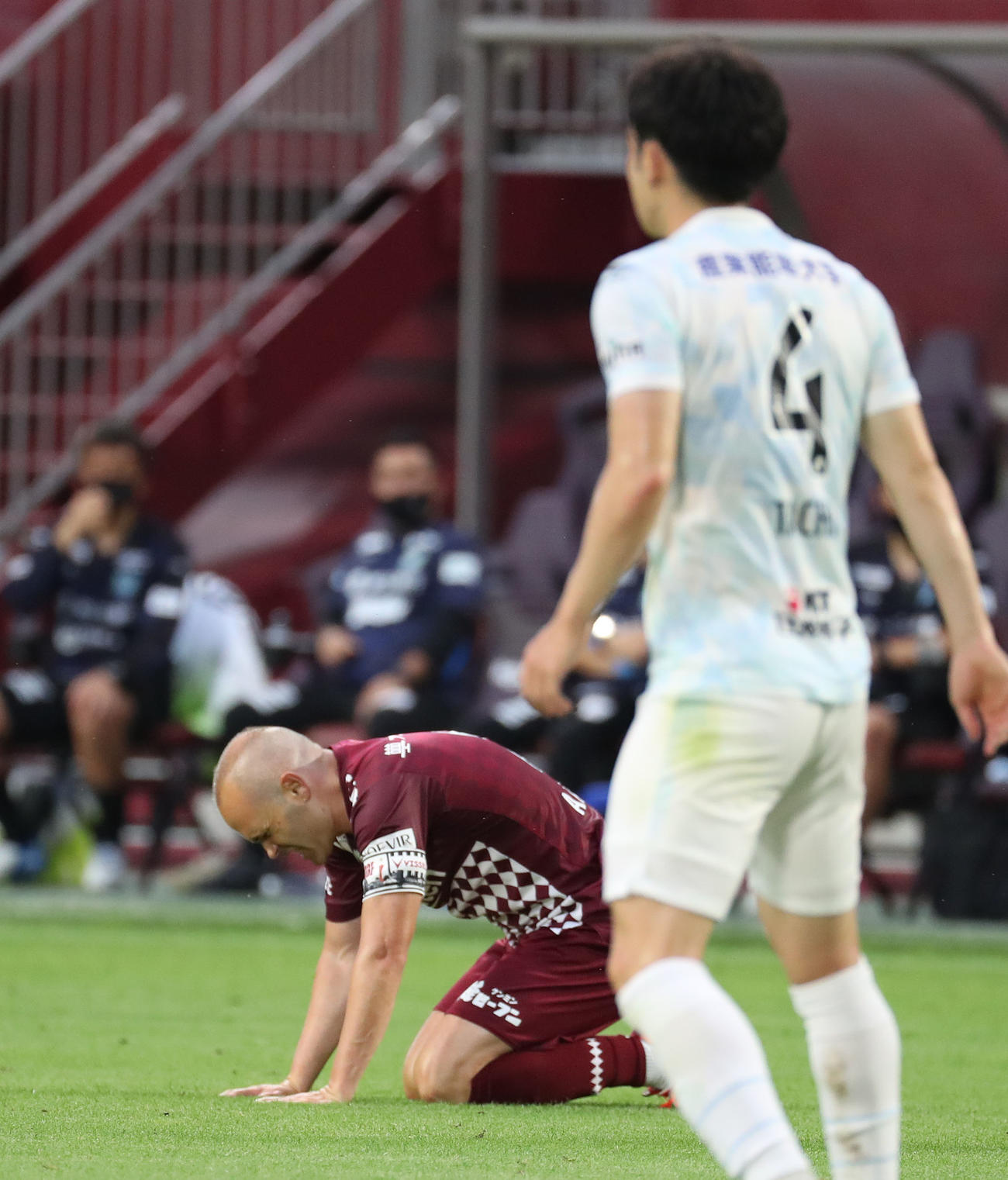 神戸対湘南　前半、相手の激しいチャージを受けピッチに膝をつく神戸イニエスタ（撮影・白石智彦）