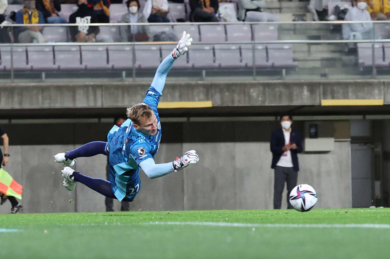 仙台対浦和　後半、浦和小泉のシュートをセーブする仙台GKスウォビィク（撮影・河野匠）