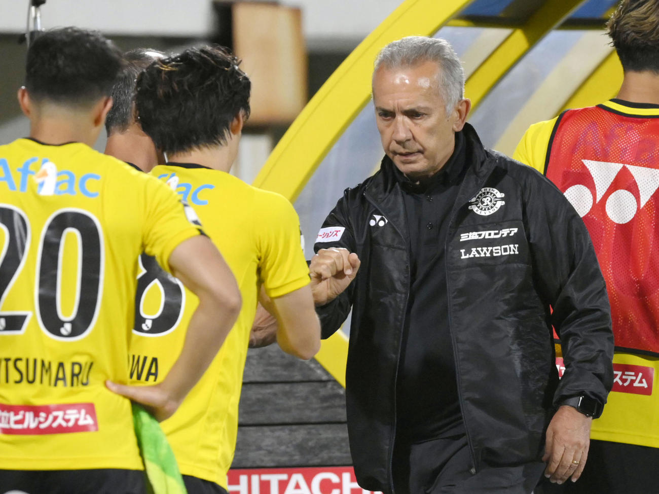 横浜Mに敗れ、厳しい表情の柏・ネルシーニョ監督（右＝共同）