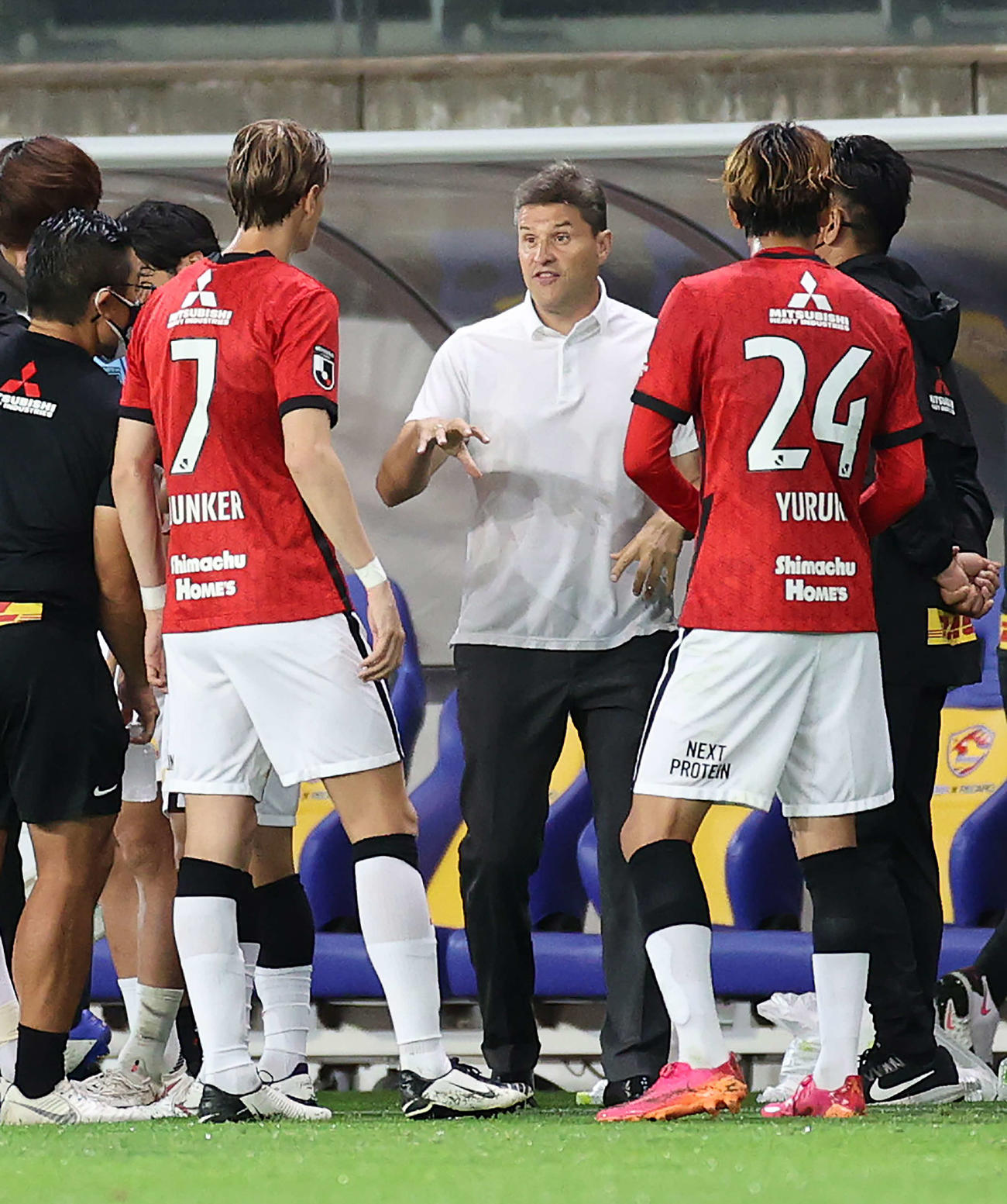 仙台対浦和　前半、飲水タイムで指示を出す浦和ロドリゲス監督（中央）（撮影・河野匠）