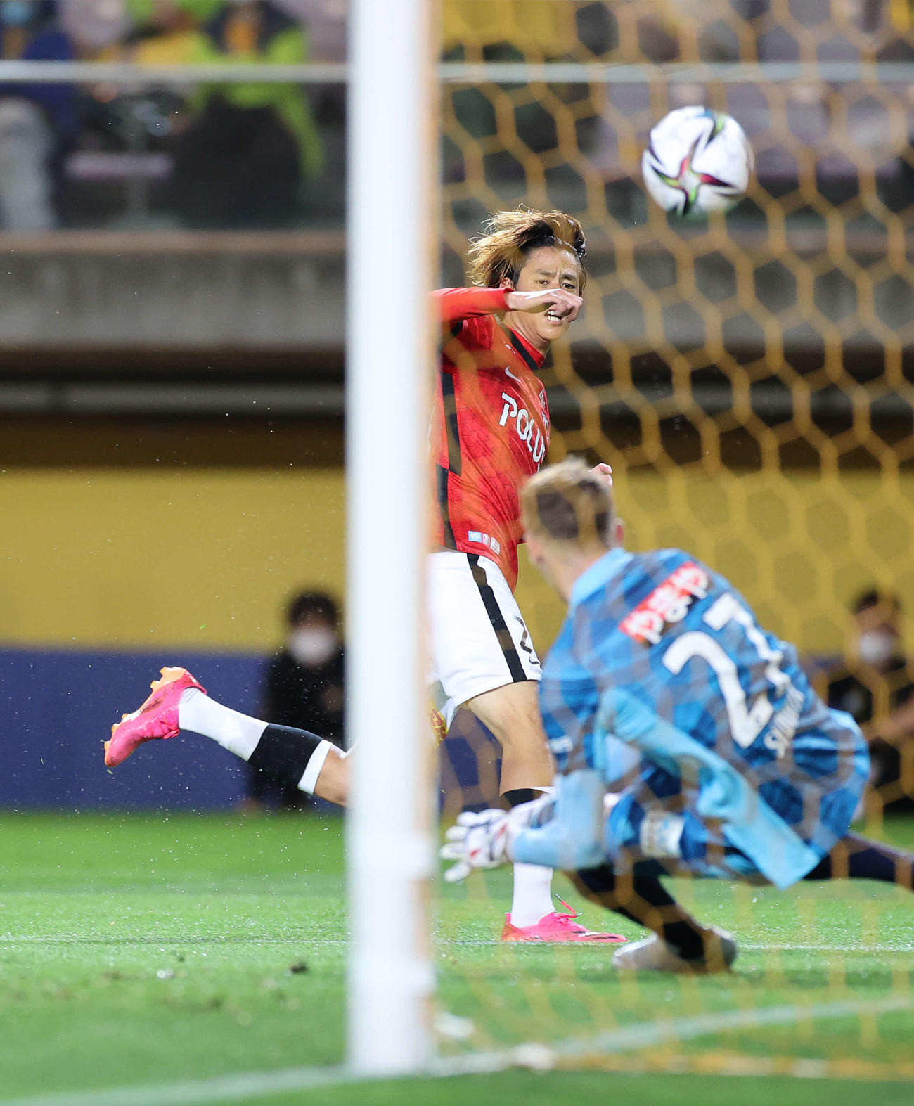 仙台対浦和　前半、浦和汰木のシュートは仙台GKスウォビィクに阻まれる（撮影・河野匠）