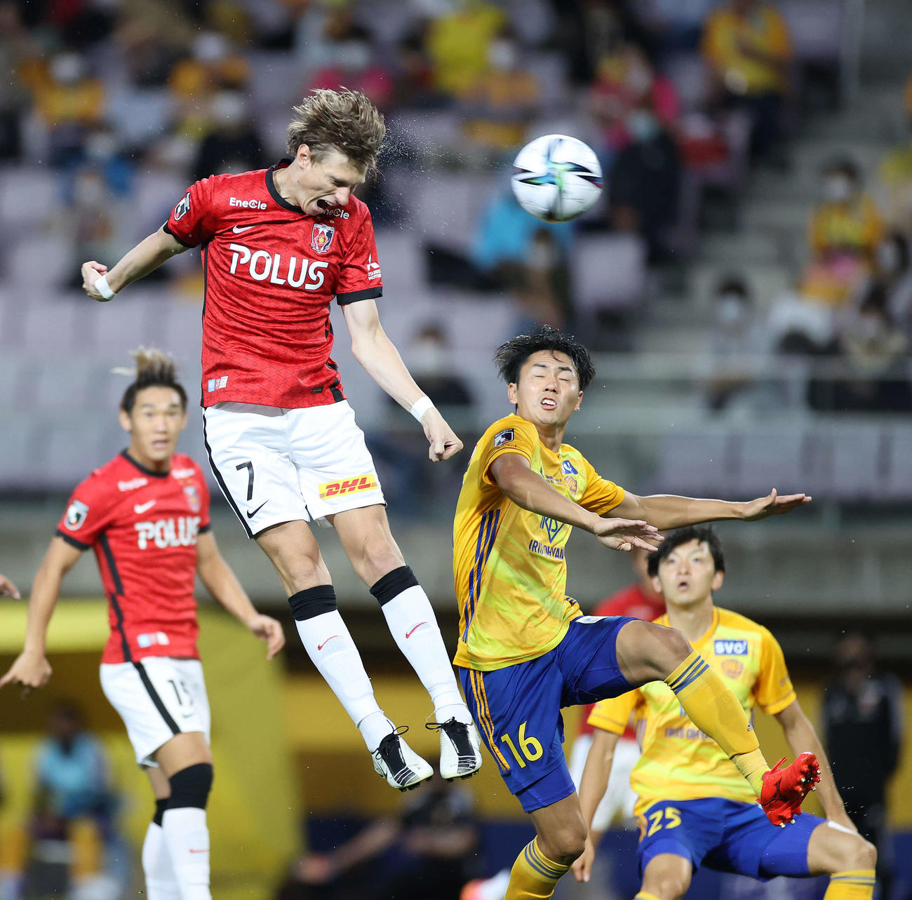仙台対浦和　前半、ヘディングシュートを放つ浦和ユンカー（手前左）（撮影・河野匠）