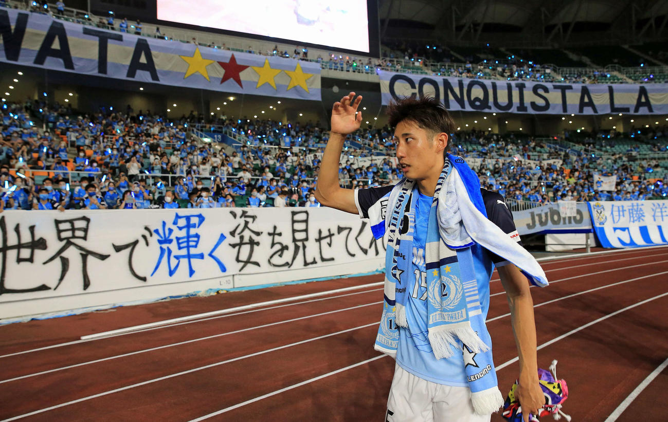 スタジアムを1周し、サポーターにあいさつする磐田MF伊藤（ジュビロ磐田提供）