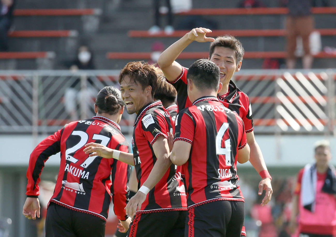 札幌対徳島　後半43分、オウンゴールを誘い笑顔で喜び合う札幌駒井（中央左）と菅（撮影・佐藤翔太）