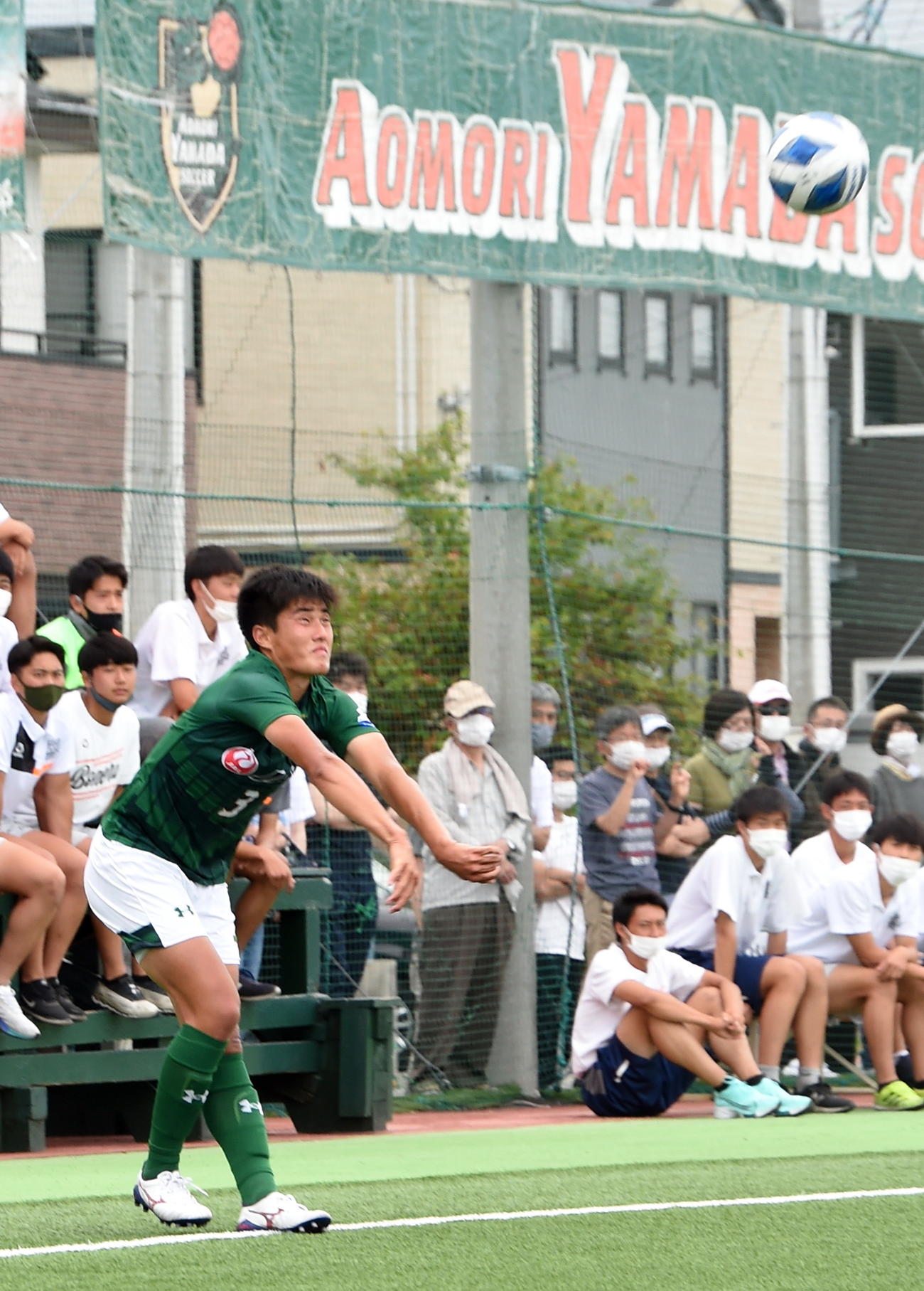 ロングスローを投げる青森山田DF多久島