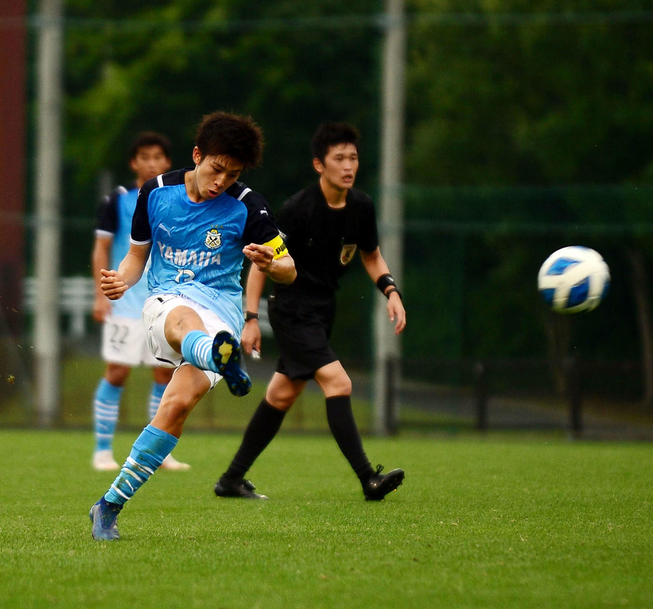 後半10分、同点の直接FKを決める磐田U－18MF藤原