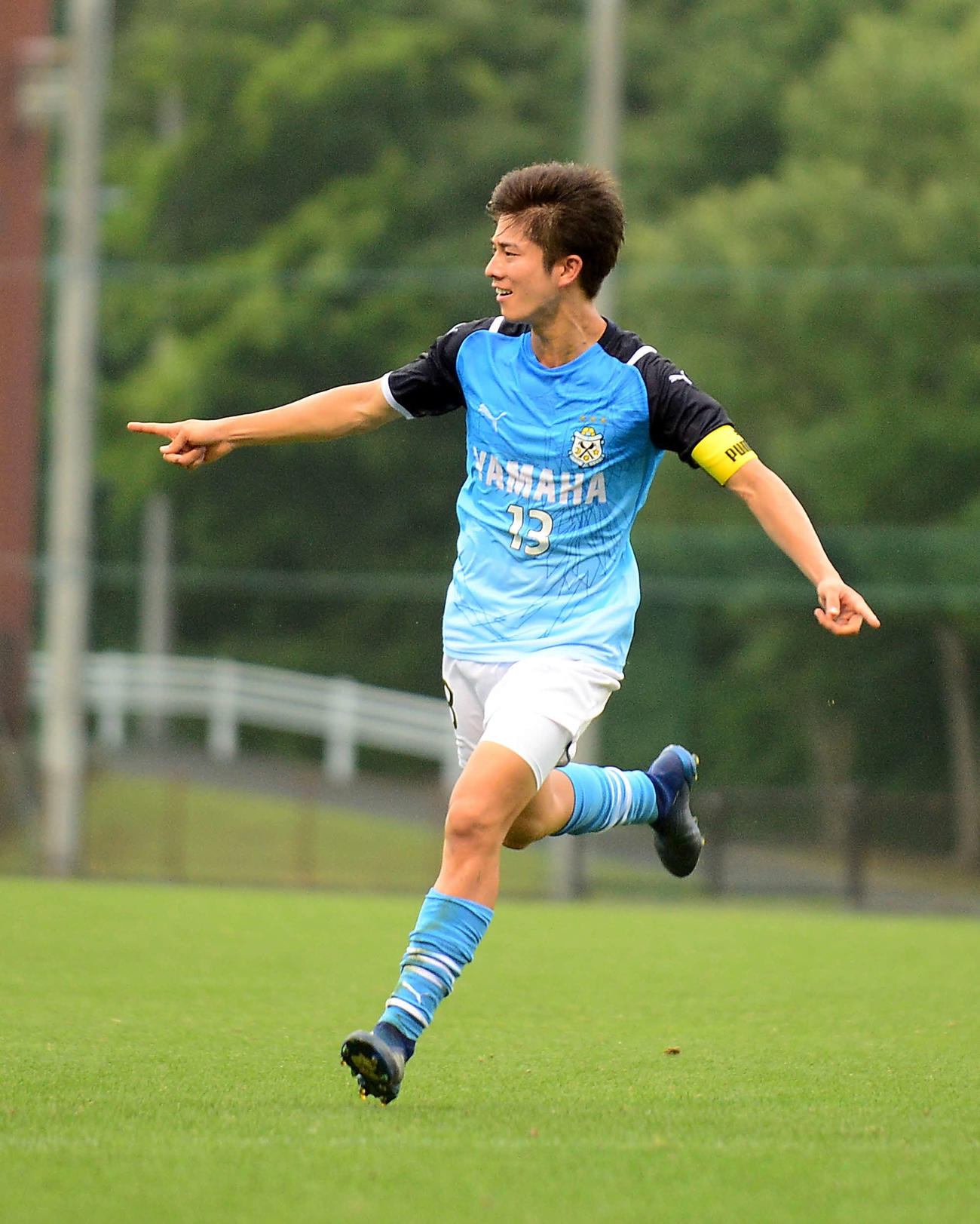後半26分、勝ち越し点を奪った磐田U－18MF藤原は、両手を広げて走り出す