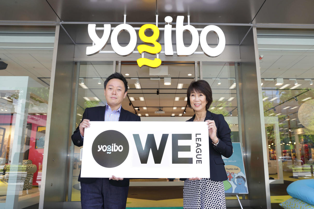 WEリーグはヨギボーを展開するウェブシャークとタイトルパートナー契約を締結。木村誠司社長（左）と岡島喜久子チェア（Ｃ）WEリーグ
