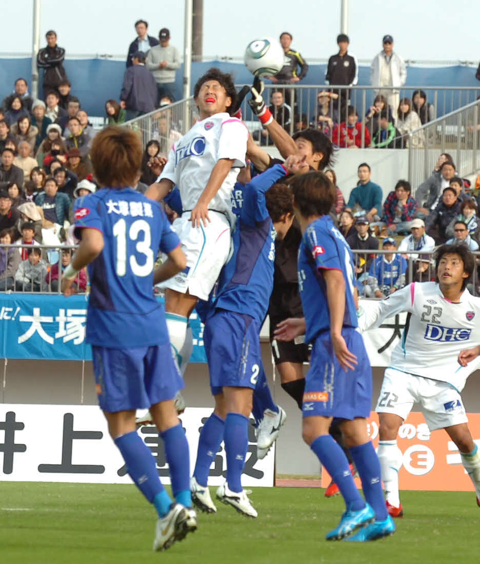 J2徳島対鳥栖　後半11分、ヘディングでゴールを決める鳥栖FW豊田陽平（左から2人目）(11年11月27日撮影)
