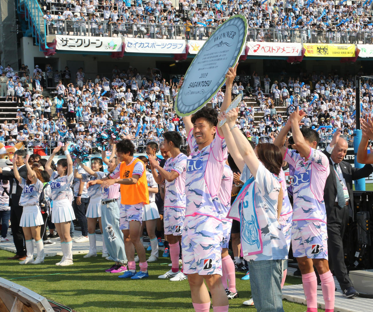 鳥栖対G大阪　サポーターへあいさつするFW豊田陽平ら鳥栖イレブン（19年5月11日撮影）