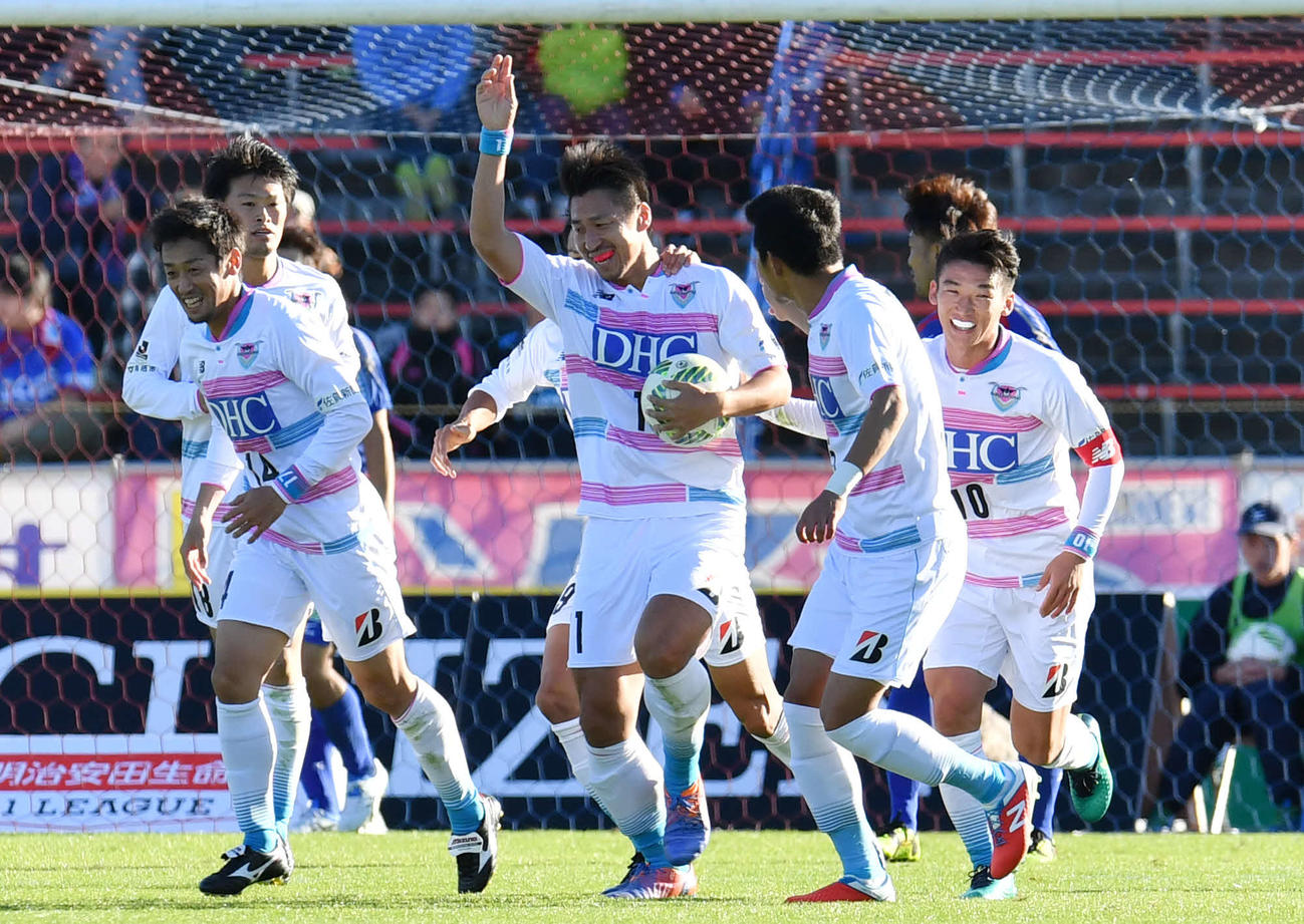 甲府戦の後半にゴールを決め笑顔で右手を挙げる鳥栖FW豊田陽平（中央）（16年11月3日撮影）