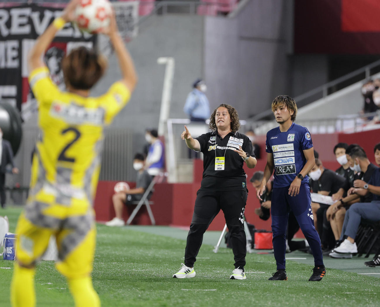 天皇杯2回戦　神戸対鈴鹿ポイントゲッターズ　前半、指示を出す鈴鹿ポイントゲッターズのミラグロス・マルティネス監督（中央）（2021年6月16日撮影）