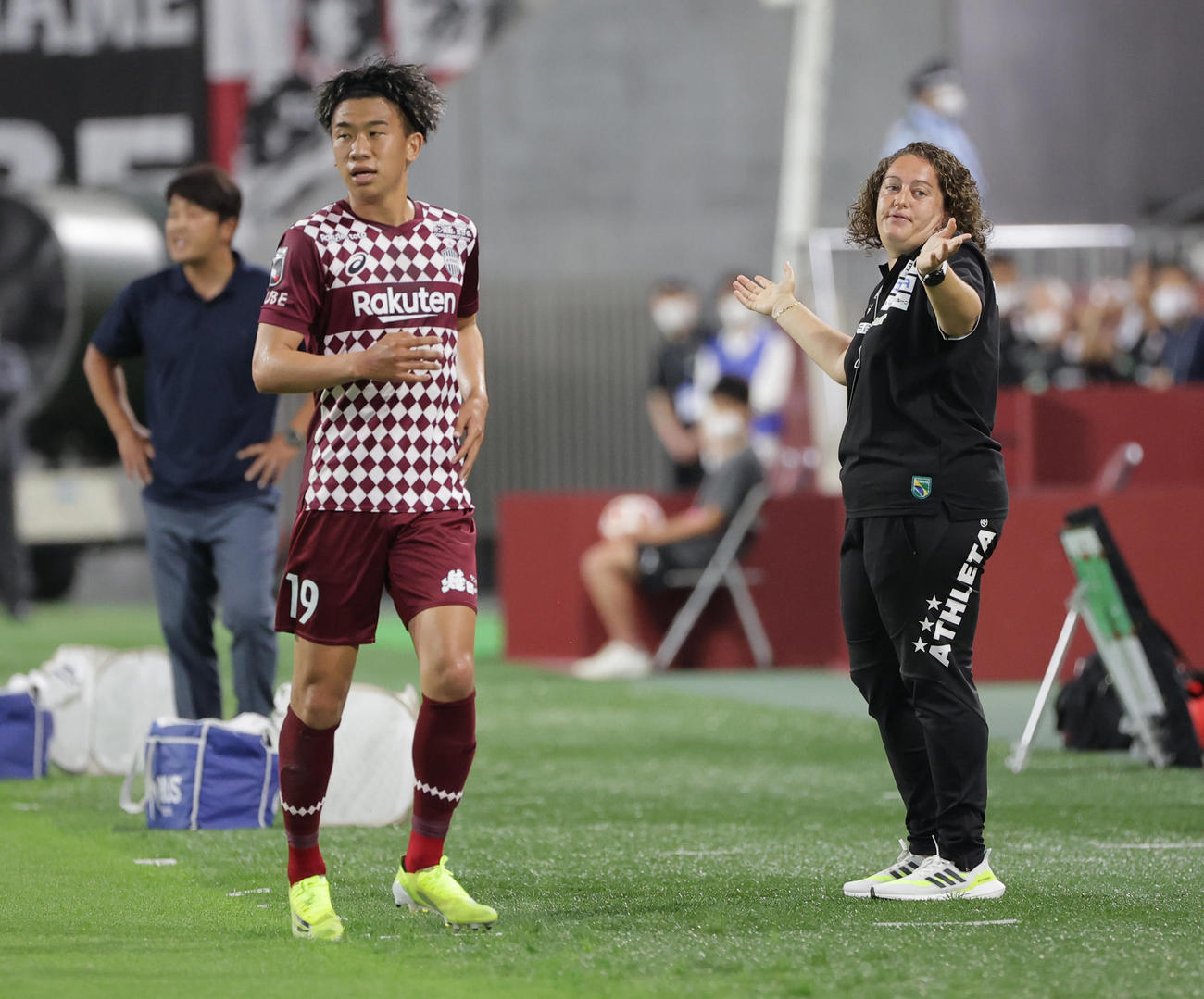 天皇杯2回戦　神戸対鈴鹿ポイントゲッターズ　前半、プレーに不服そうな表情をみせるス・マルティネス監督（2021年6月16日撮影）