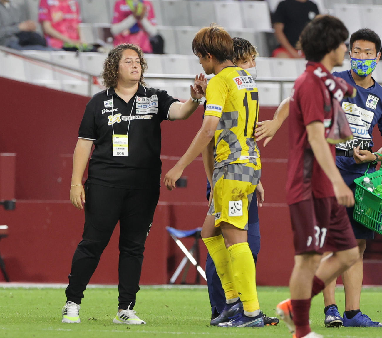 天皇杯2回戦　神戸対鈴鹿ポイントゲッターズ　試合を終え選手を出迎える鈴鹿ポイントゲッターズのミラグロス・マルティネス監督（左）（2021年6月16日撮影）