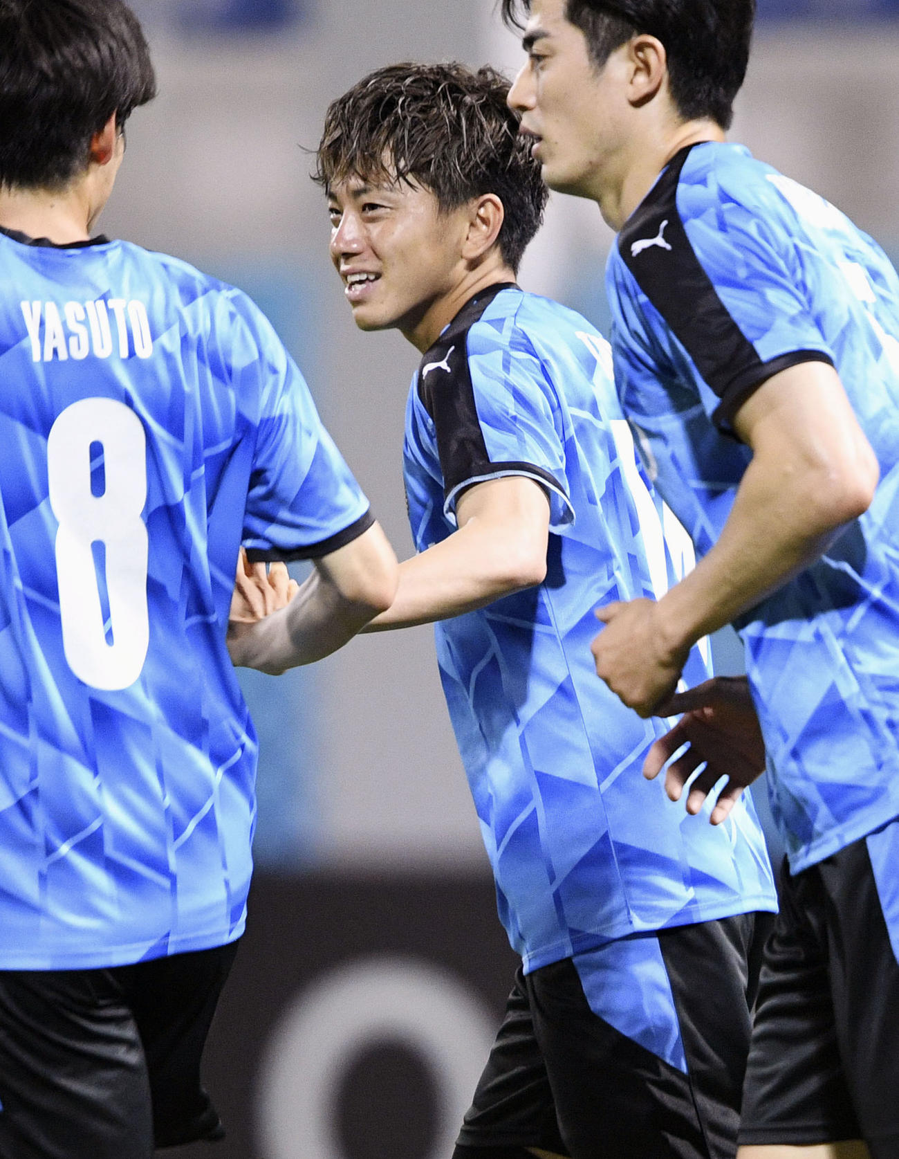 ユナイテッド・シティー戦の後半、チーム2点目のゴールを決め、喜ぶ川崎F長谷川（中央）（共同）