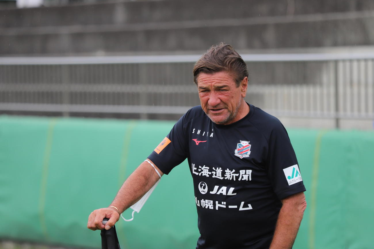 山形市内で行われた練習を見守る札幌ペトロビッチ監督（C）2021 CONSADOLE