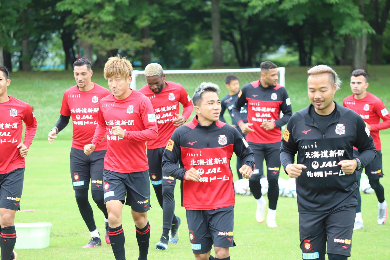 山形市内で行った練習でランニングする札幌の選手ら。中央はMFチャナティップ（C）2021 CONSADOLE