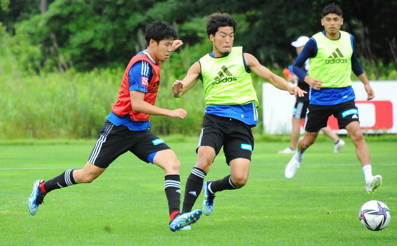 2試合連続ゴールを狙う谷口（左）